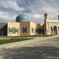 گنبد کاشی و گلدسته بتنی
